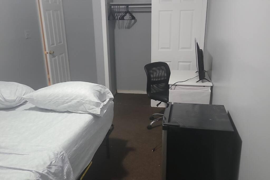 Room In A Beach House With King Size Bed In A Landlord Hosted Three Bedroom Apartment New York Eksteriør bilde