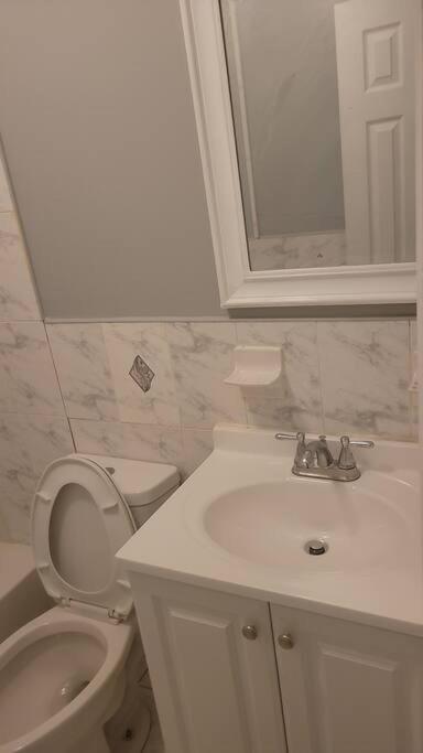 Room In A Beach House With King Size Bed In A Landlord Hosted Three Bedroom Apartment New York Eksteriør bilde