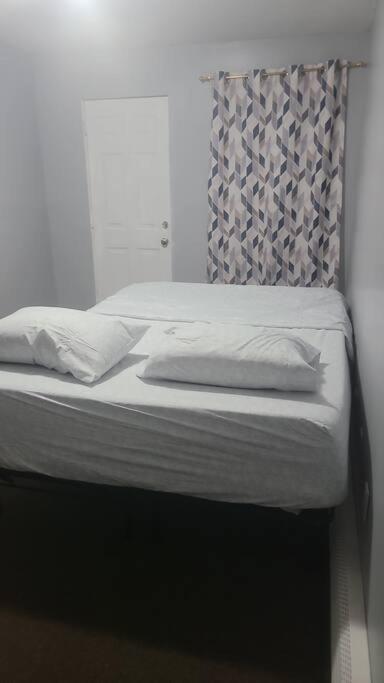 Room In A Beach House With King Size Bed In A Landlord Hosted Three Bedroom Apartment New York Eksteriør bilde